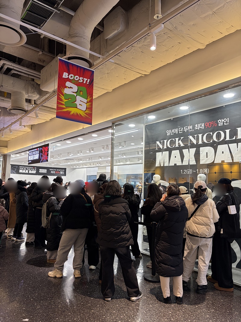 “온라인 기세 오프라인까지”… 닉앤니콜, 용산 아이파크몰 팝업 흥행 835-Image